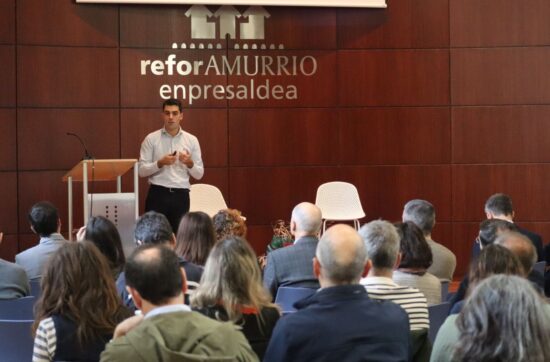 Aiaraldea Berrikuntza Irekiko Fabrikaren aurkezpena eskualdeko enpresen aurrean